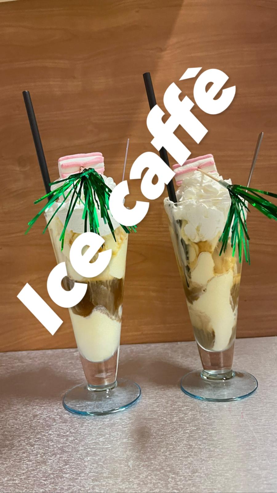 Due ice caffè con gelato, panna e marshmallow preparati al bar del Garden Golf