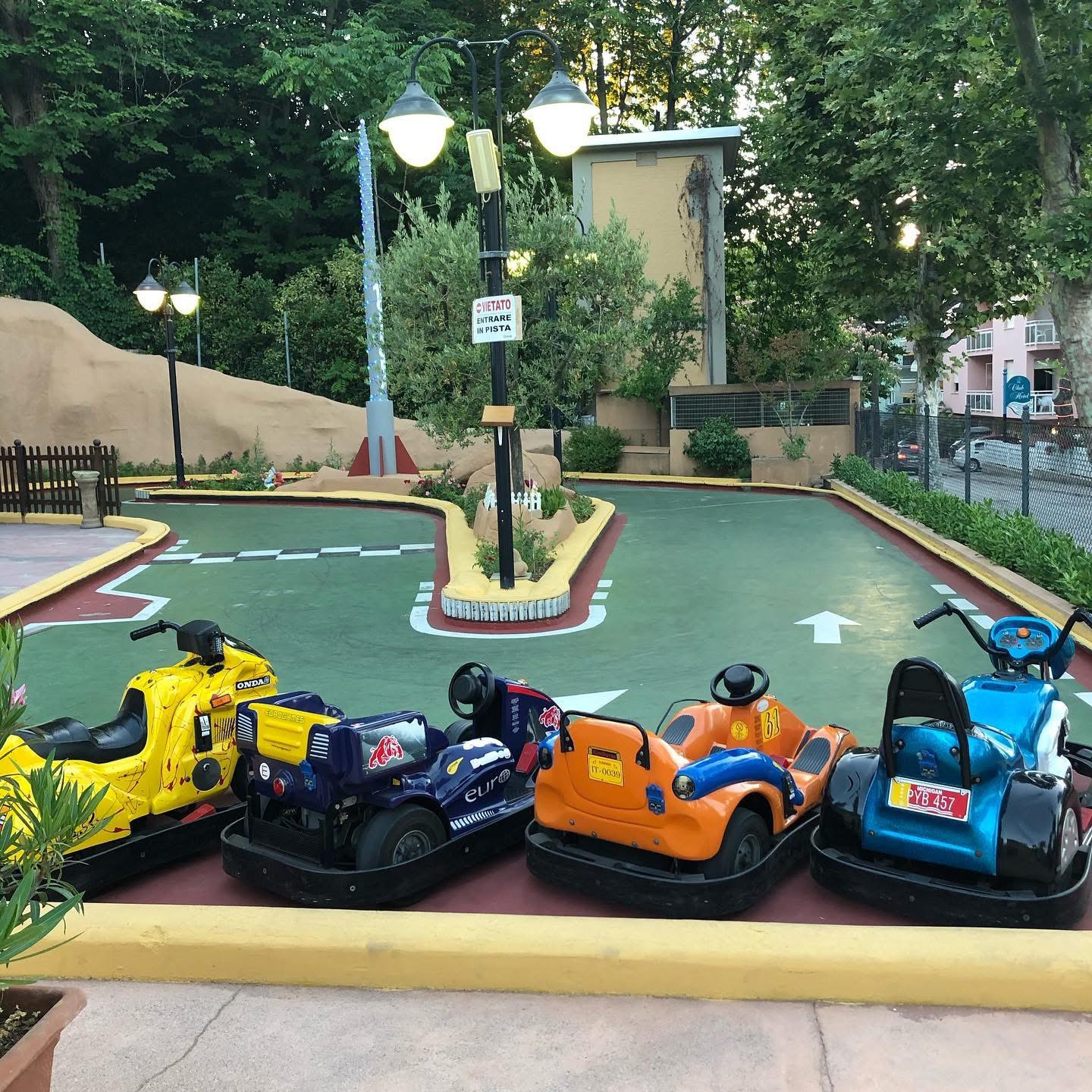 Le macchinine elettriche parcheggiate a bordo della pista del Garden Golf