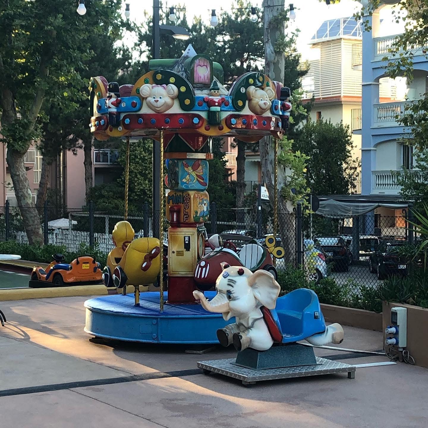 Il carosello e l'elefantino Dumbo del parco al tramonto